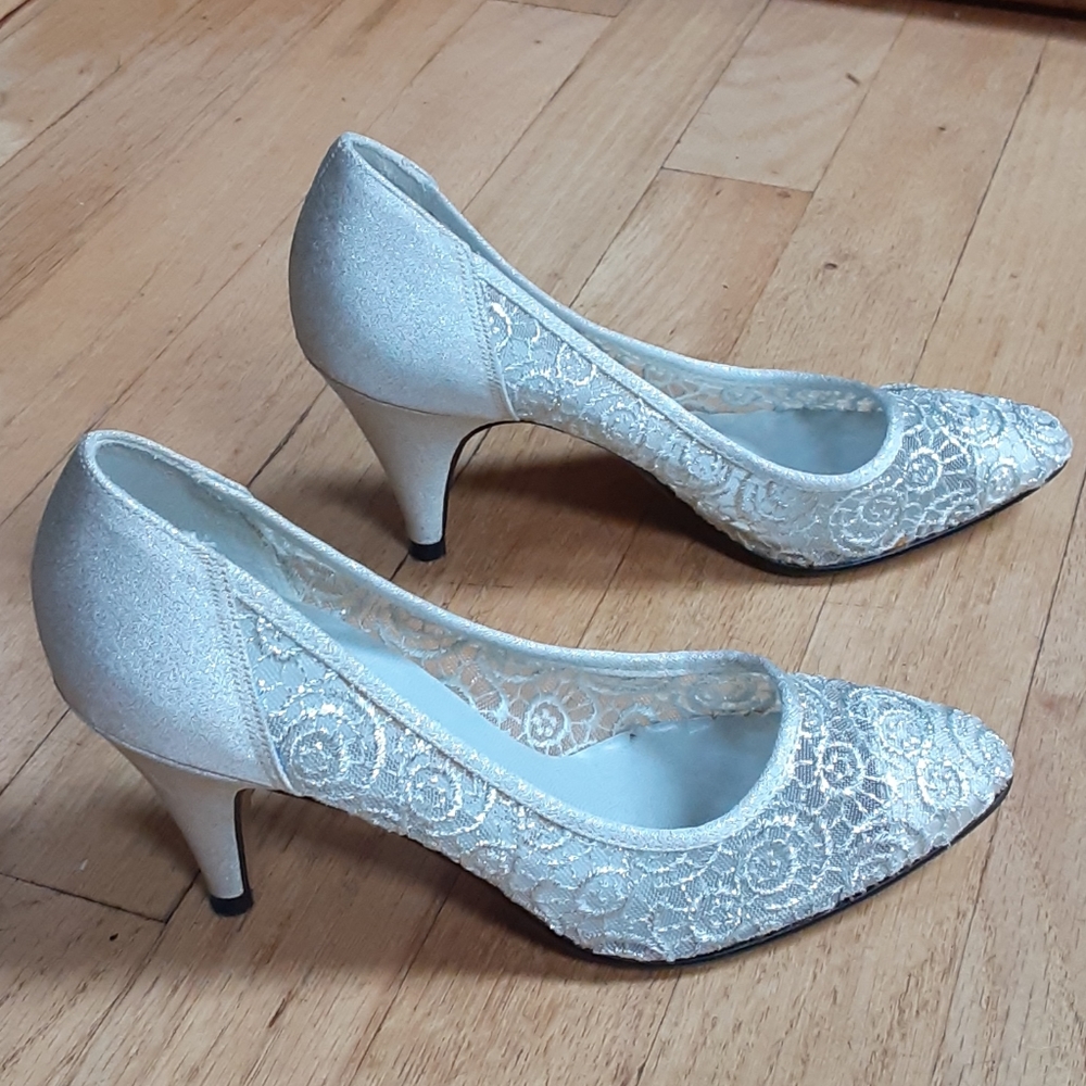 Life Stride cream-colored dressy  heels